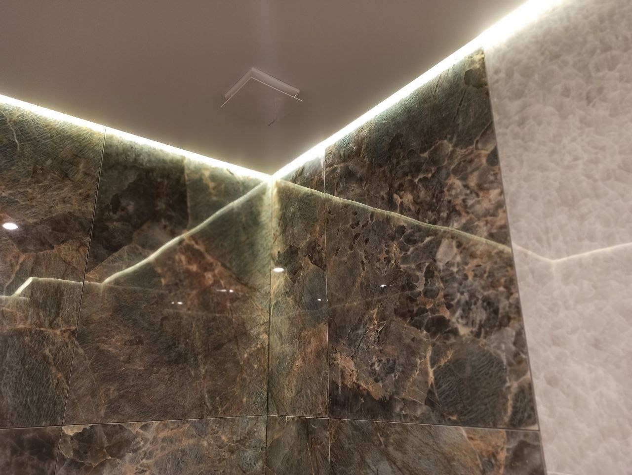 Парящими потолками называют натяжные или подвесные системы, в которые встроена светодиодная подсветка. 