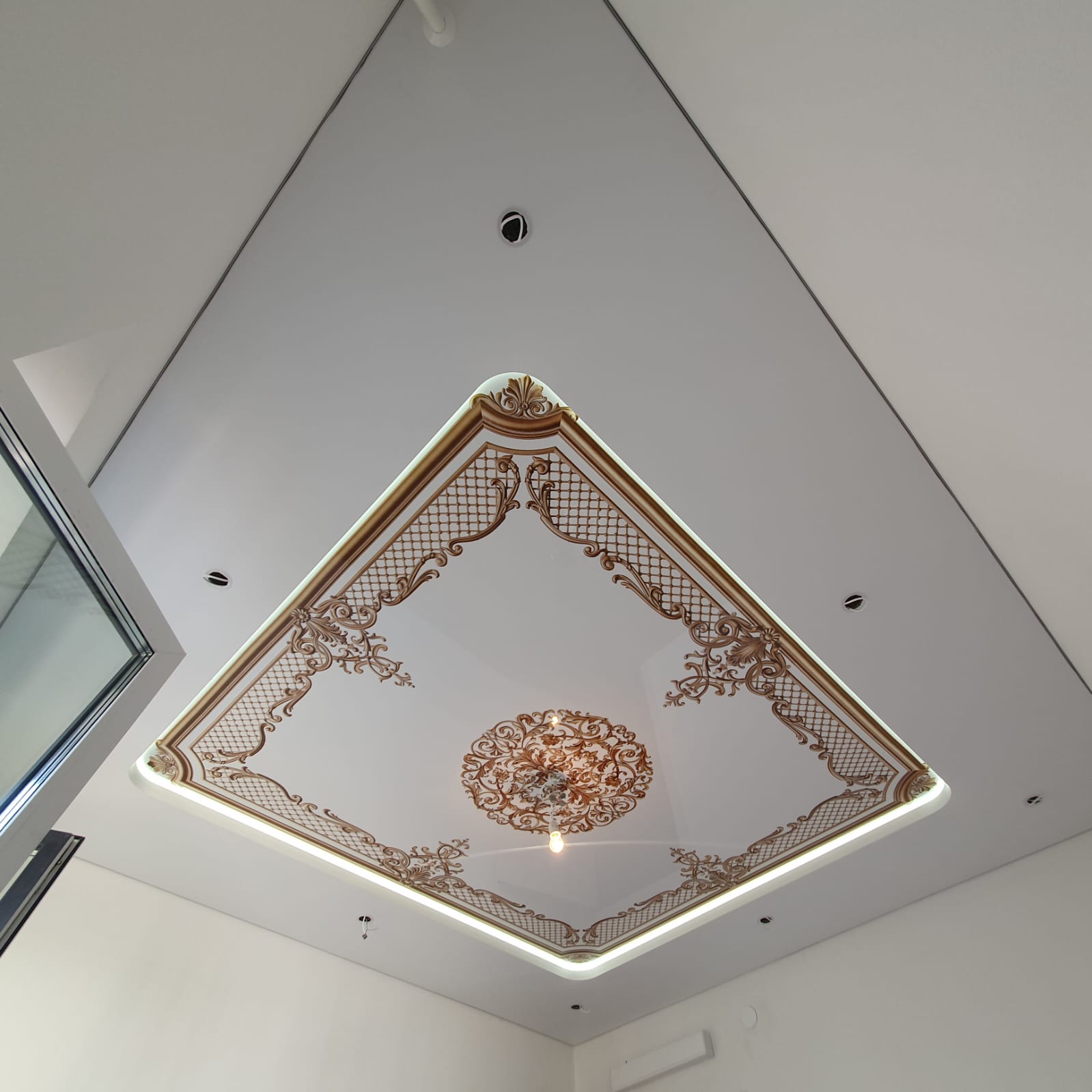 Натяжной потолок представляет собой цельнопрофильный алюминиевый каркас, на который монтируется полотно. С ним можно создавать различные конструкции по фактуре и форме, в том числе с несколькими уровнями. 