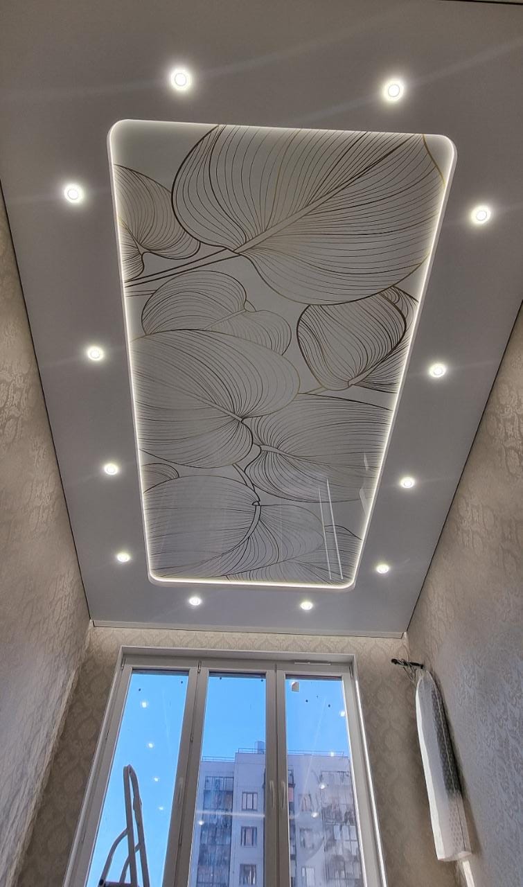 Визуальный эффект достигается, благодаря большому количеству комплектующих. Данный каркас покрывается либо специальной пленкой из поливинилхлорида, либо тканевыми натяжными полотнами.