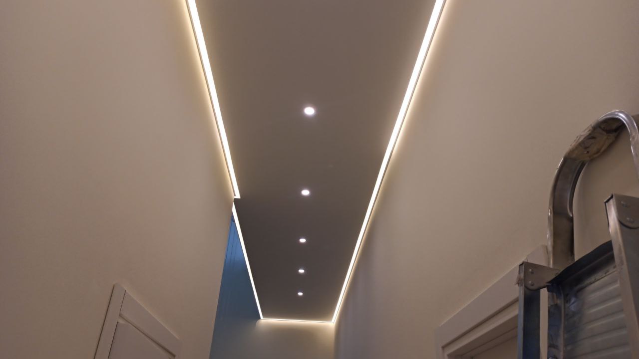 Так называют разновидность парящих потолков с подсветкой, проходящей по периметру помещений. Когда она выключена, потолок ничем не отличается от обычного натяжного