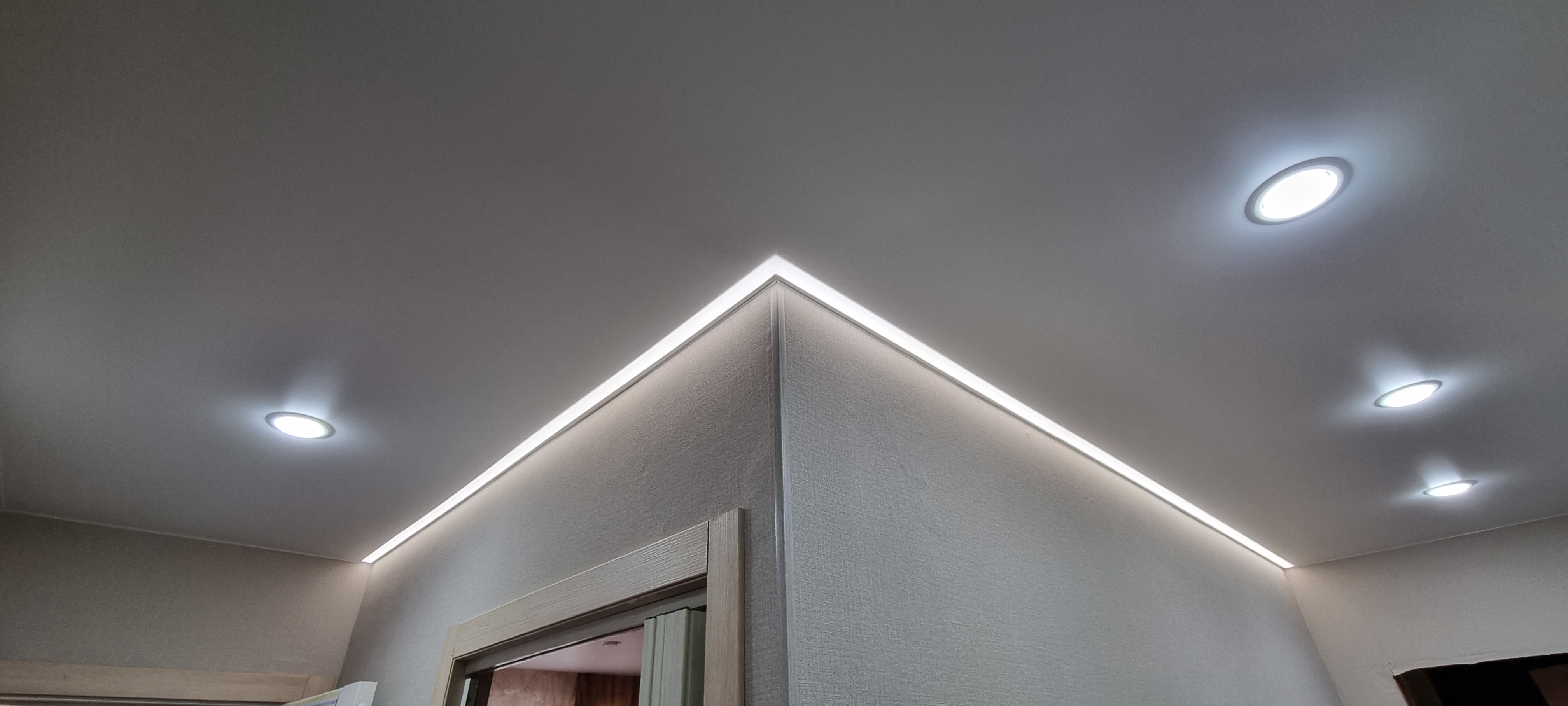 Свечение, исходящее от диодов, проходя сквозь потолочное покрытие, рассеивается, даря достаточно яркий свет